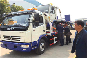 赤峰汽车道路救援拖车价格